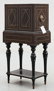 KABINETTSKÅP, troligen 1800-tal.