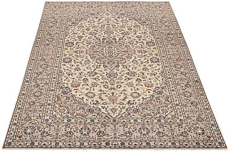A carpet, Kashan, ca 302 x 197 cm.