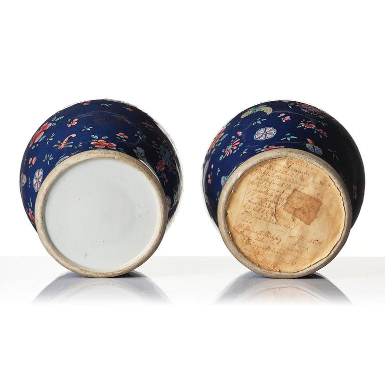 Urnor med lock, ett par, porslin. Qingdynastin, 1700/1800-tal.