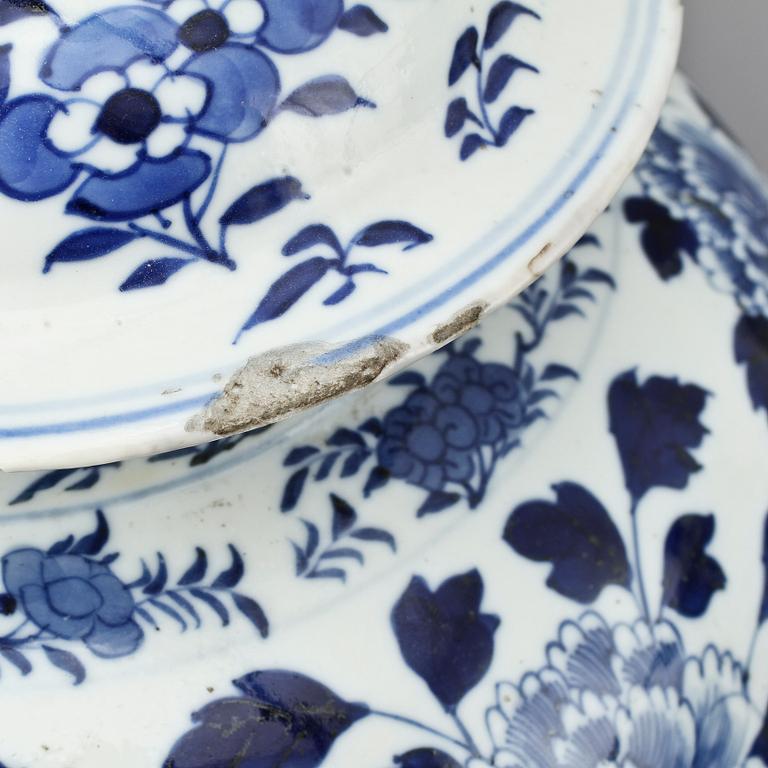 LOCKURNOR, ett par, porslin, Kina, Kangxi-stil, sent 1800-tal.