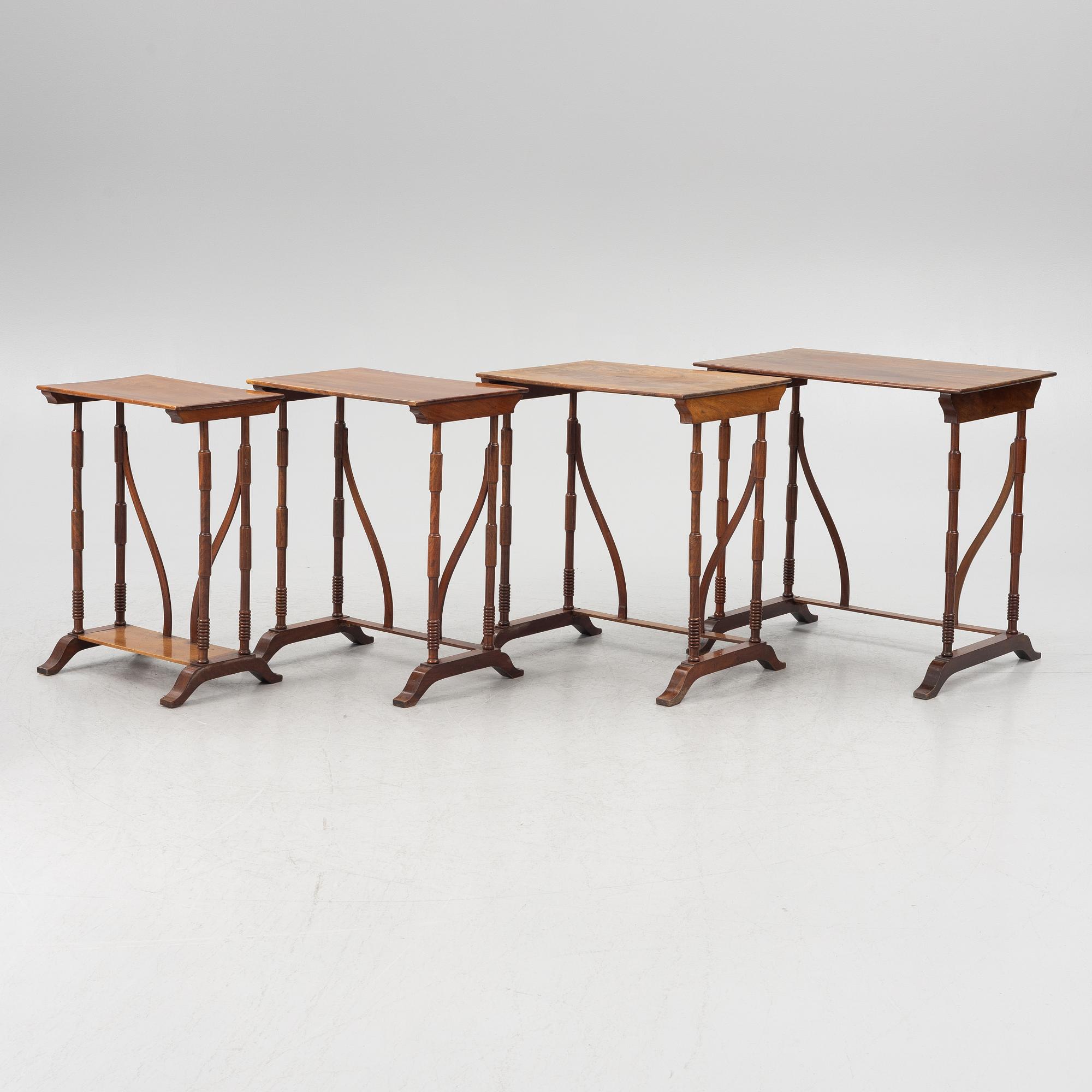 A nesting tabletable, 4 pieces, 19th century.