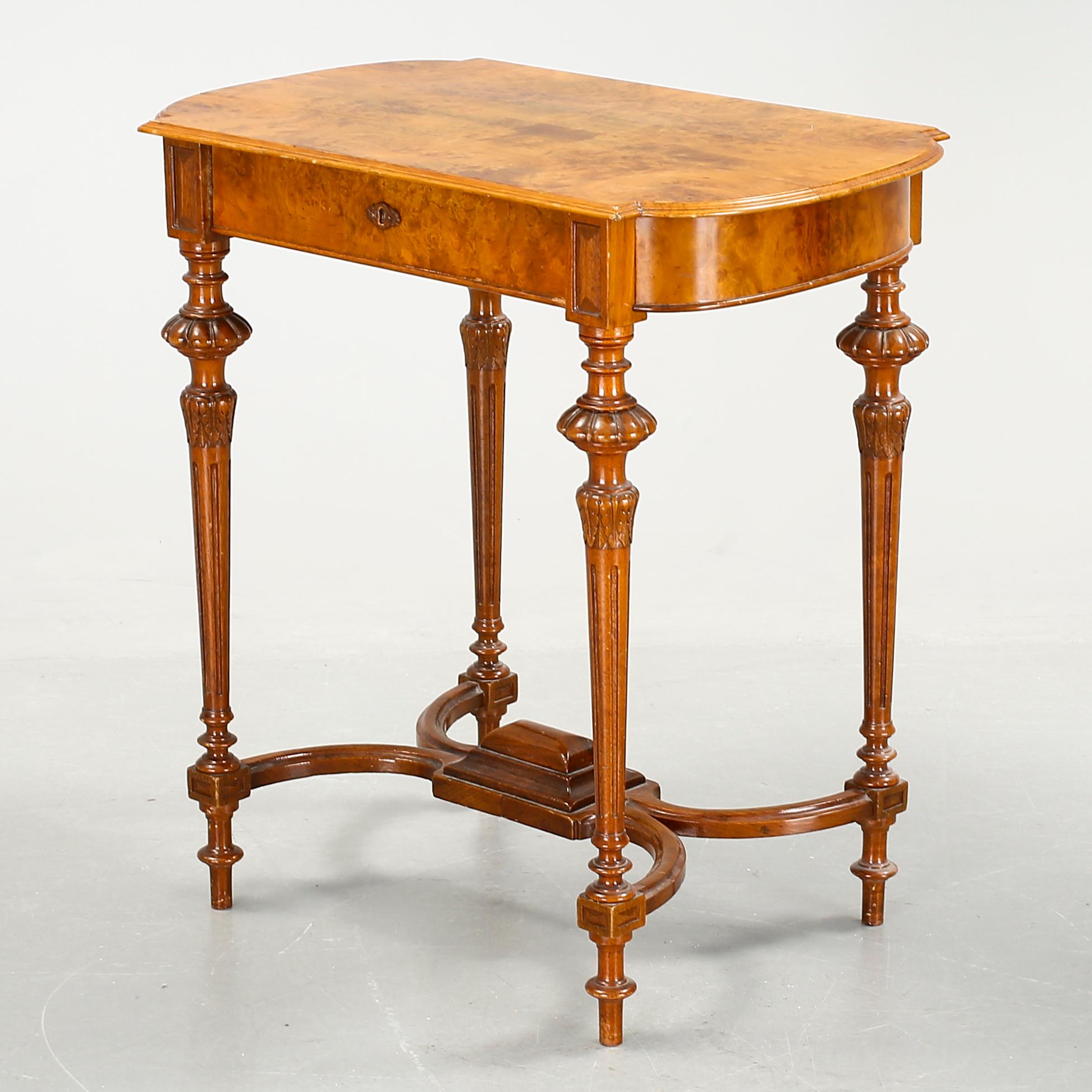 BORD, fanerat i alrot, 1800-talets slut.