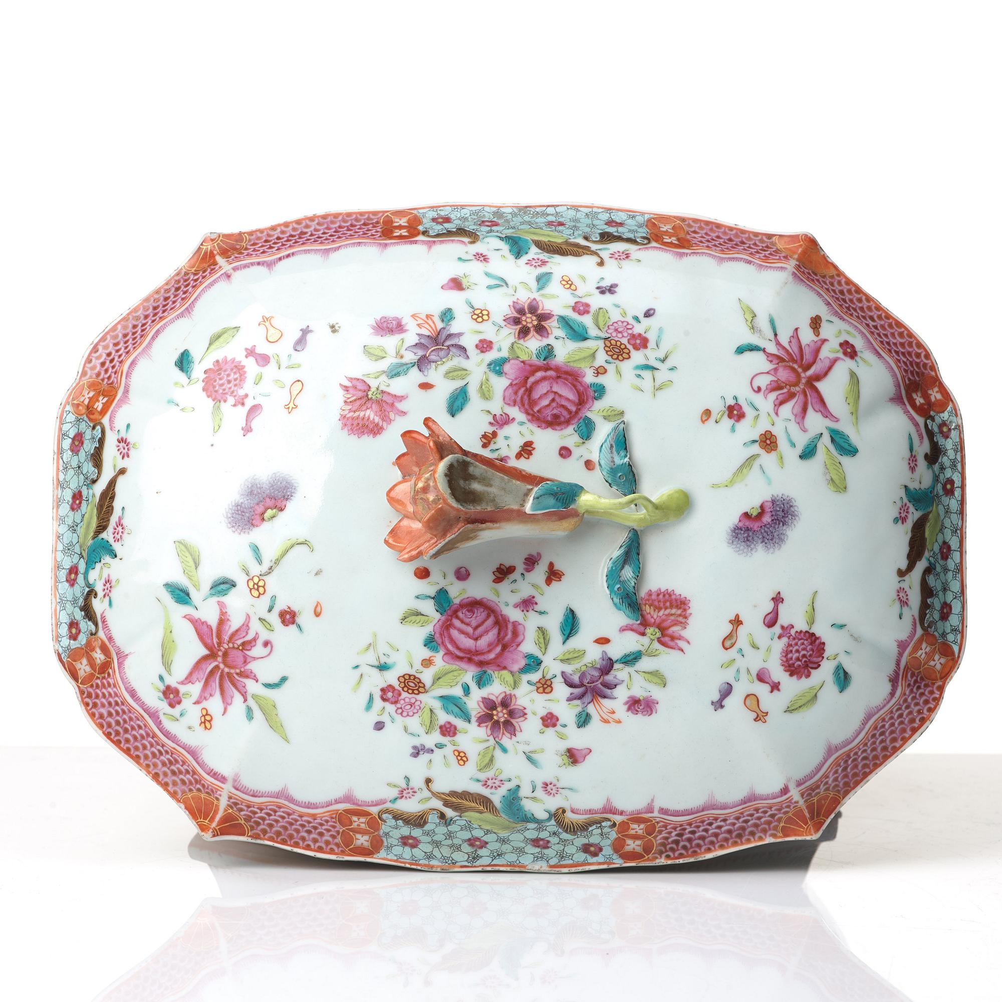 Terrin med lock och fat, kompaniporslin. Qingdynastin, Qianlong (1736-95).