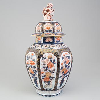 A Japanese imari vase with cover, Meiji period (1868-1912).