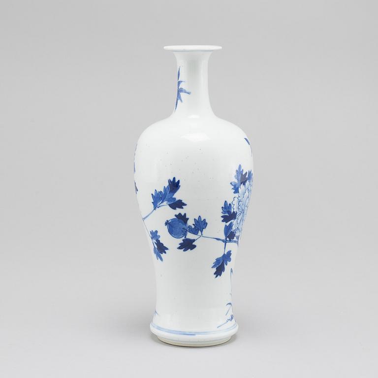 A Chinese blue and white porcelain vase, Qing dynasty, late 19th century.