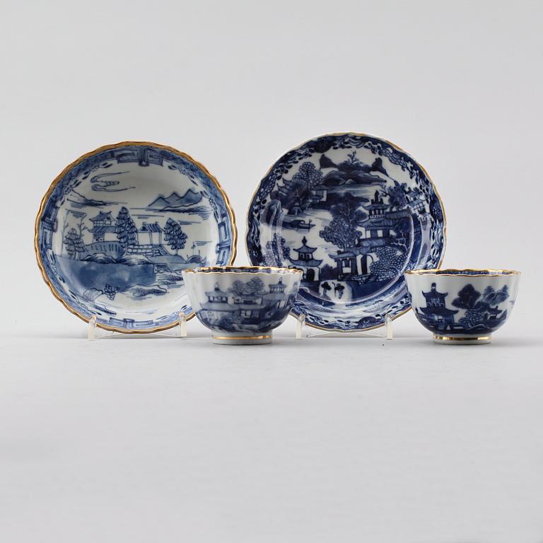 TESKÅLAR med fat, 2 st, snarlika, porslin, Kina, Qianlong 1736-1795.