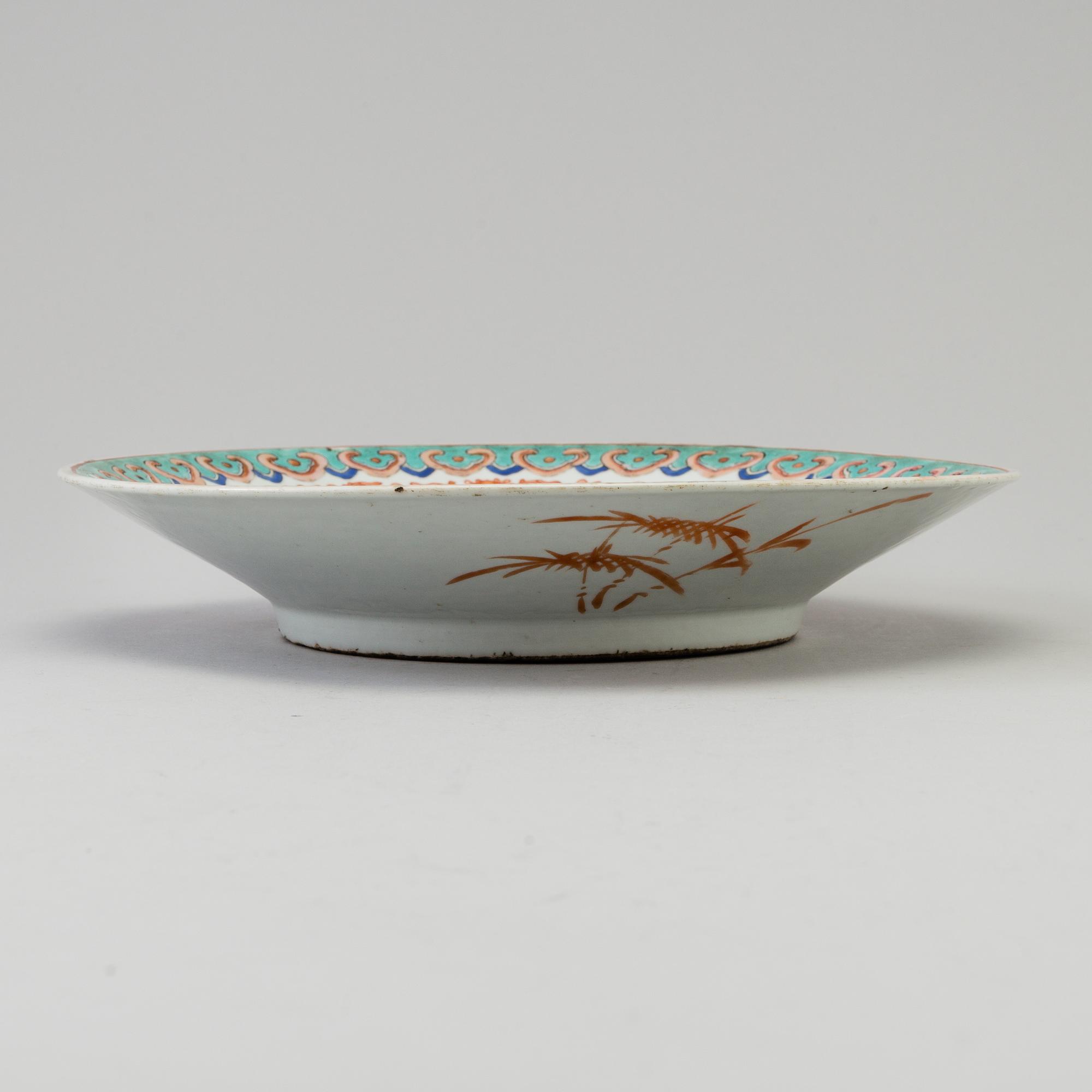 A famille rose porcelain dish, Qing dynasty, late 19th/early 20th century.