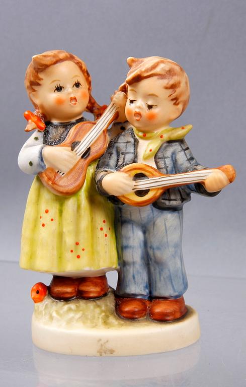 FIGURIN SAMT TALLRIK, porslin, Björn Winblad Rosenthal resp Hummel, Goebel. 1900-talets andra hälft.