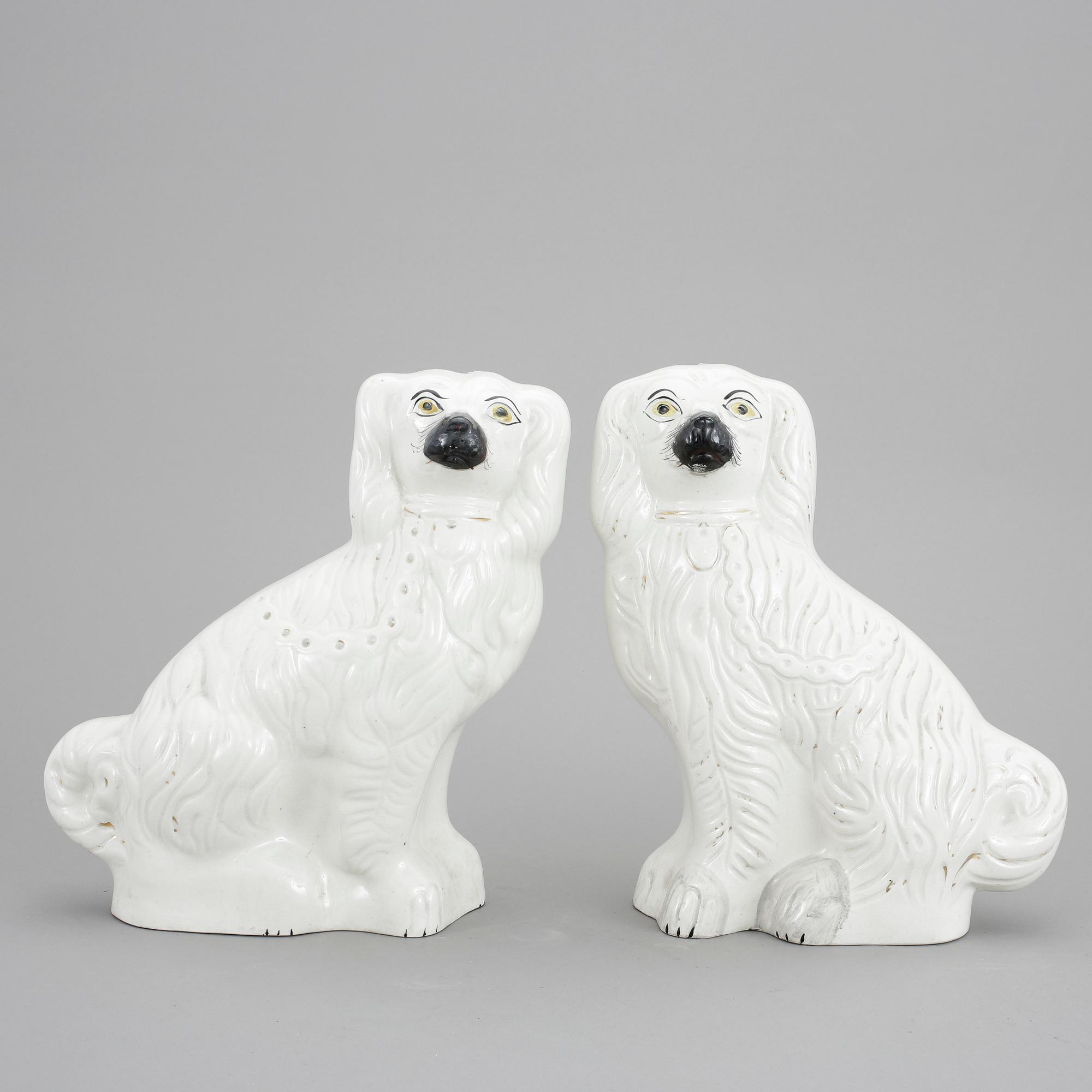 FIGURINER ett par, flintgods, Staffordshire, England, 1900-talets första hälft.,