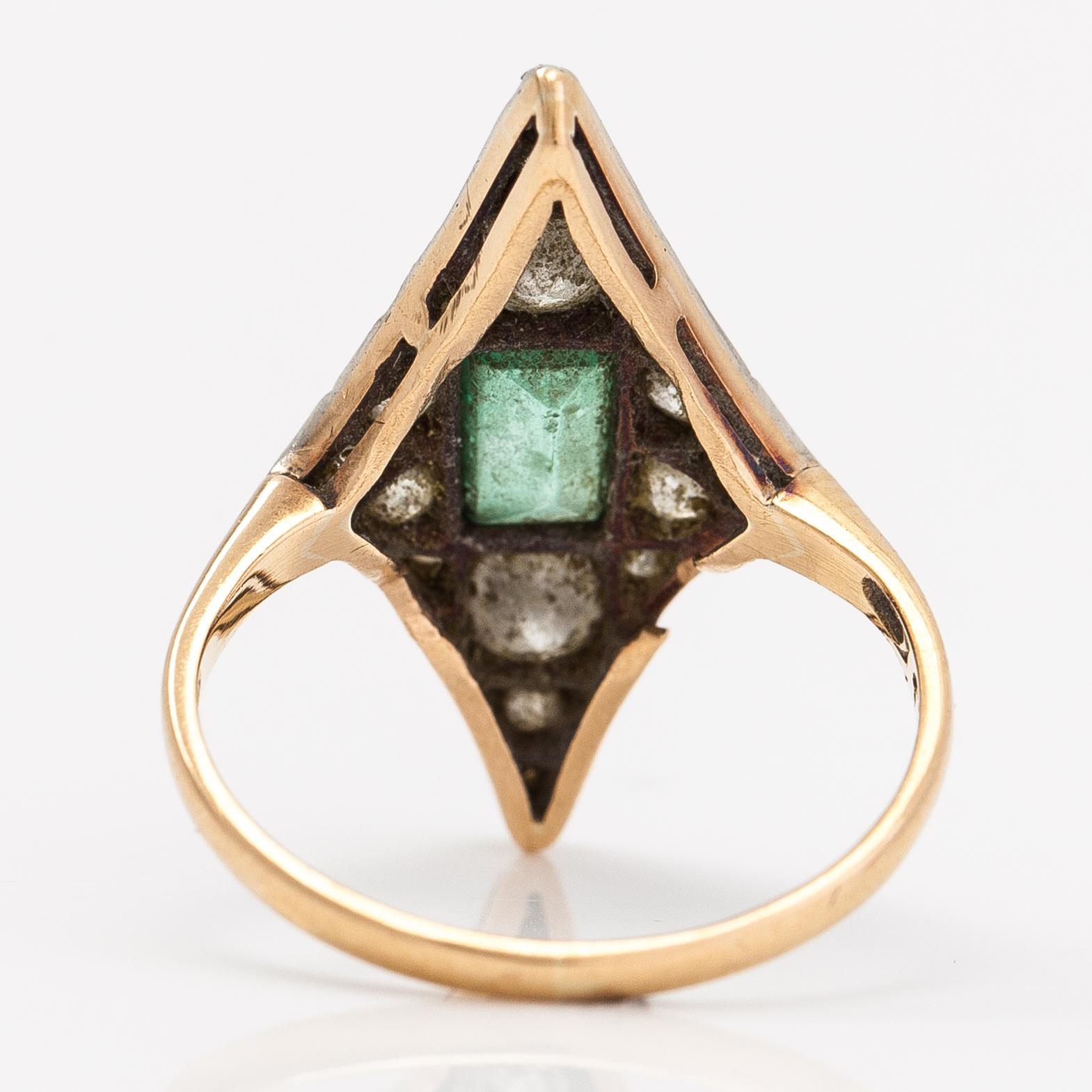 An 18K gold ring with an emerald and diamonds ca. 0.68 ct in total. A Tillander, Helsinki 1922.