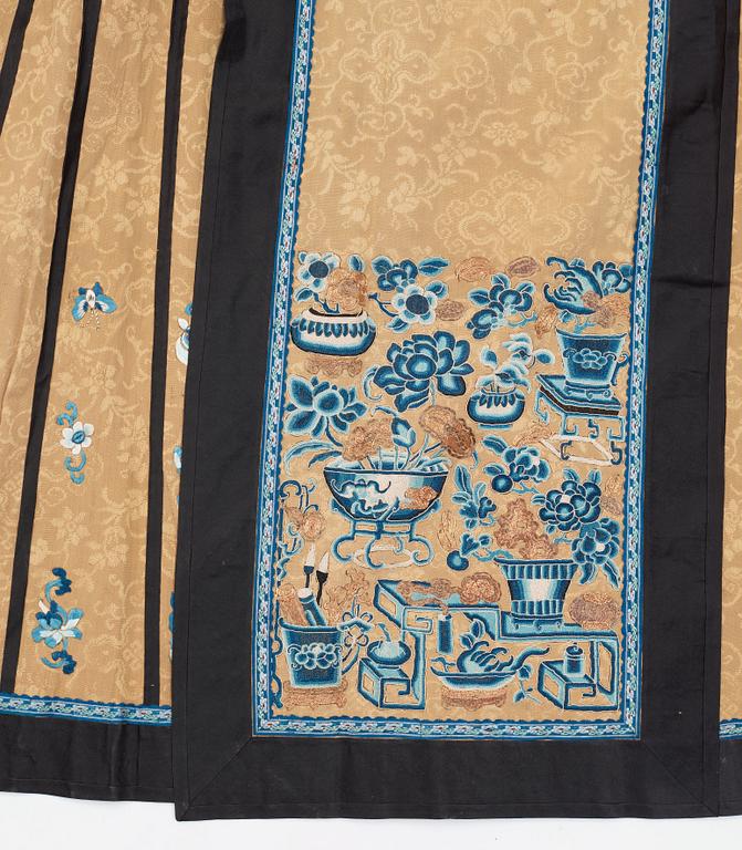 ROBE AND SKIRT, silk. The height of the robe is 64 cm, the height of the skirt 93 cm. China the beginning of the 20th century.