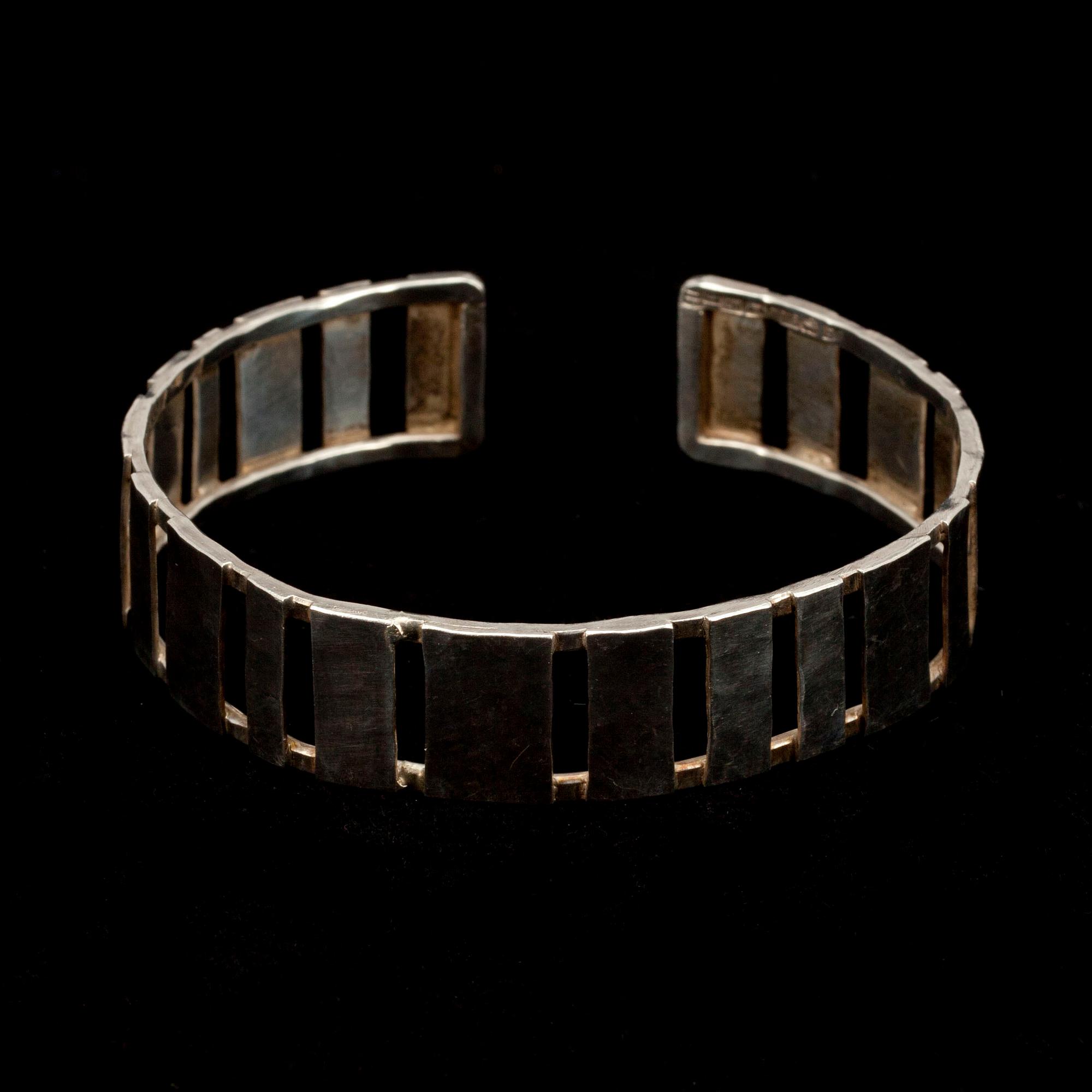 ARMRING, silver 916, VR, Helsingfors 1966, formgiven sannoligt Aulis Blomstedt. Vikt 18,3 g.