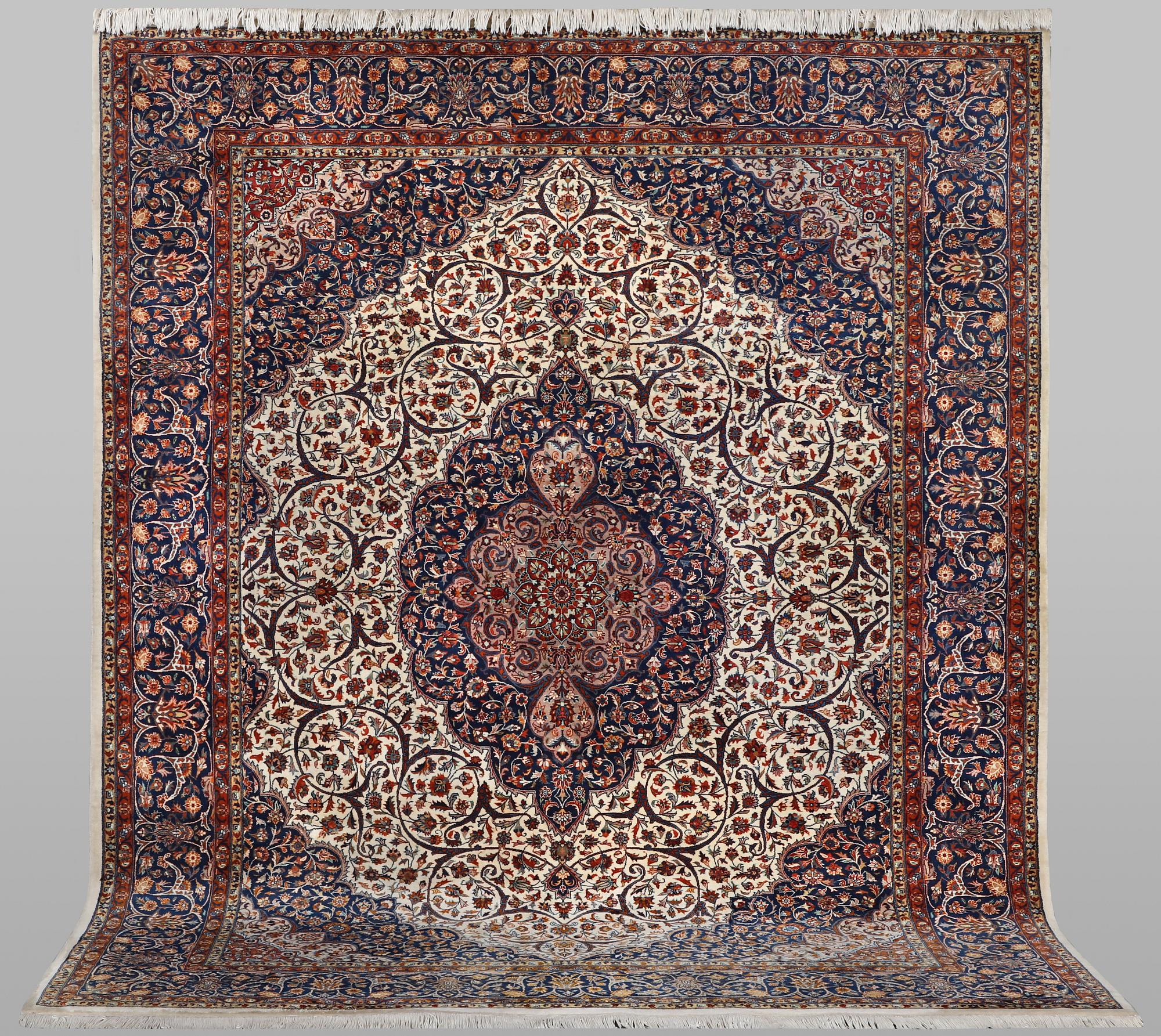 A carpet, Quum, ca 334 x 248 cm.