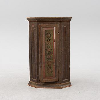 A painted corner cabinet, presumably from Österbotten, Finland, 18th/19th Century.