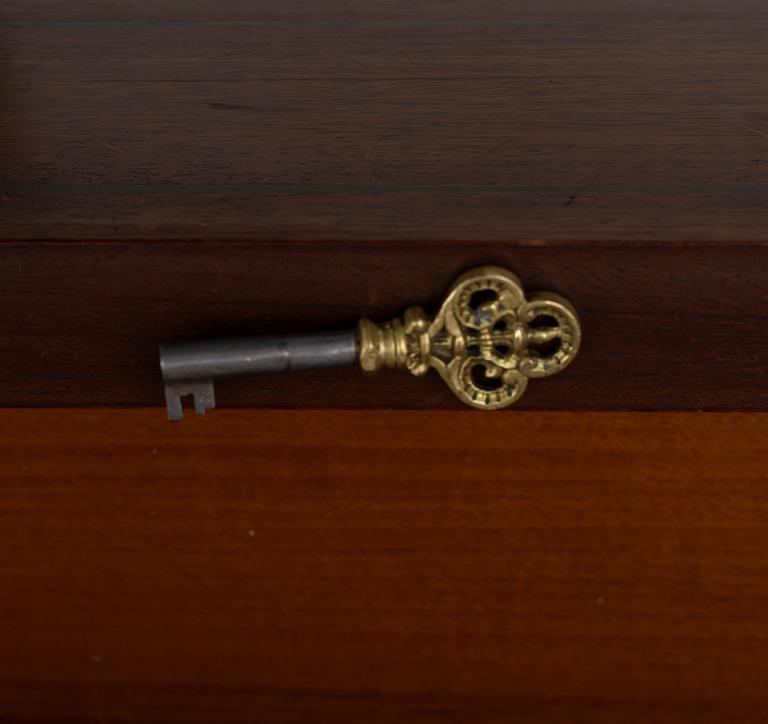 Skåp, empirestil, 1900-talets första hälft.