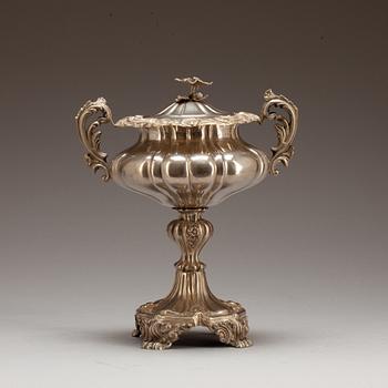 SOCKERSKÅL, silver. Nyrokoko. Adolf Lilja, Stockholm 1849. 920g.