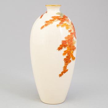 A Japanese satsuma vase, Meiji period (1868-1912).