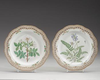 A set of 14 Royal Copenhagen 'Flora Danica' plates, Denmark, 20th Century.