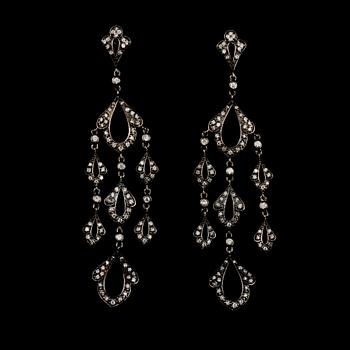 ÖRHÄNGEN, ett par, 18k vitguld med 20 brioletteslipade citriner, 12.21 ct samt 94 briljantslipade diamanter, 1.01 ct.