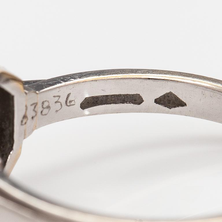 Alexander Tillander, Sormus, art déco tyyli, platinaa, timantteja n. 1.10 ct yht. Helsinki 1900-luvun loppuosa.