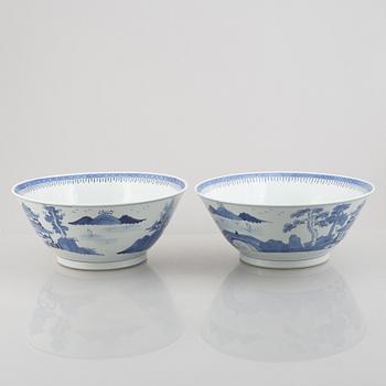 A pair of blue and white porcelain bowls, China, late Qingdynasty.