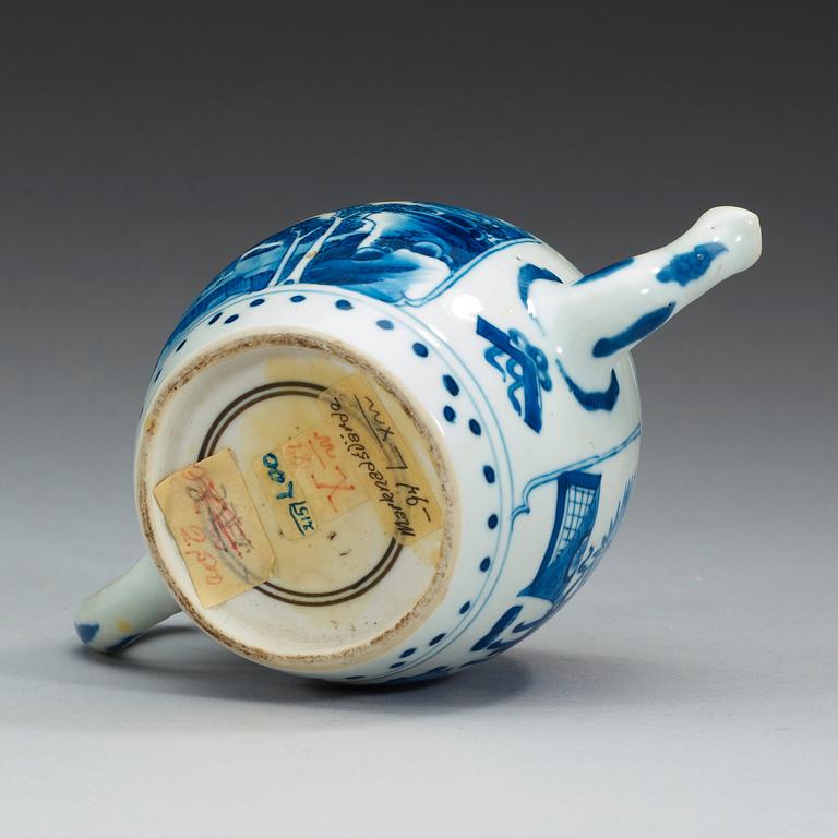 A blue and white tea pot with cover, Qing dynasty, Kangxi (1662-1722).