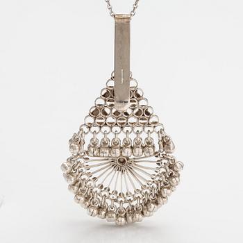 A silver necklace/brooch. Ossian Hopea, Porvoo 1977.