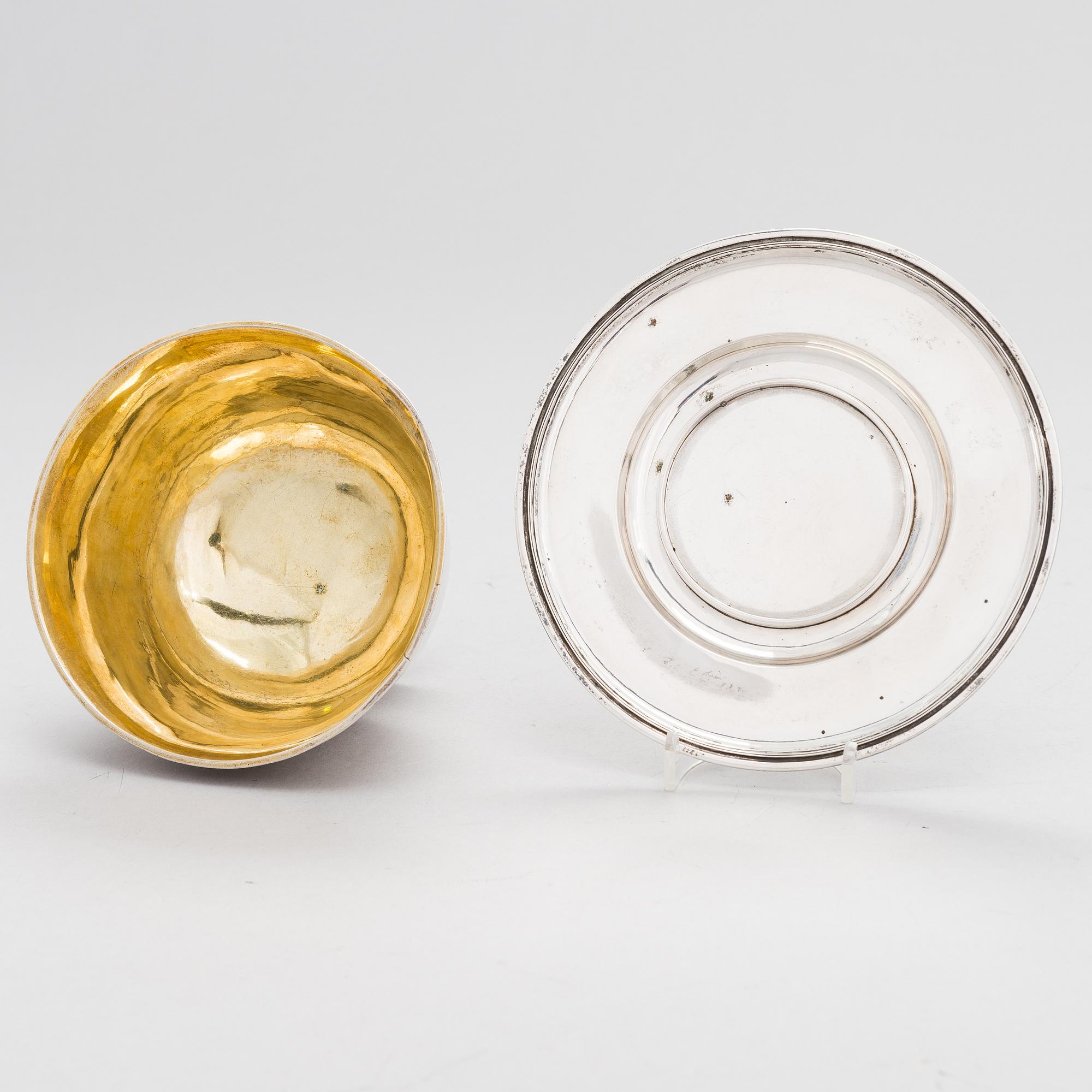 ISAAC SANDBECK, KASTIKEMALJA aluslautasella, hopeaa, Tukholma 1819.