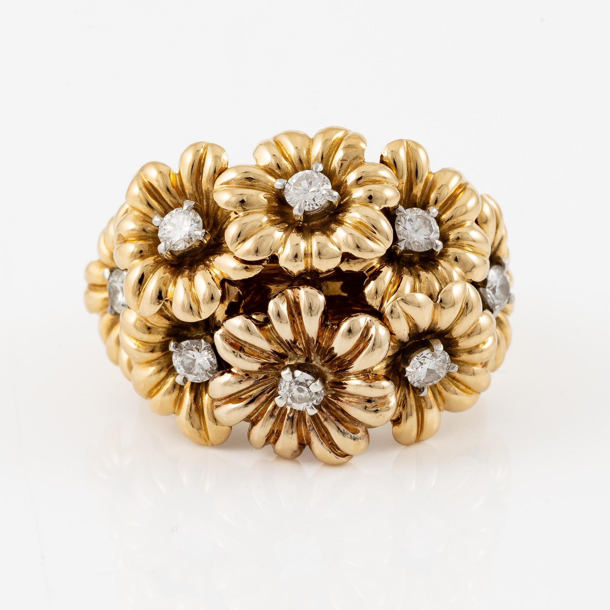 A Van Cleef et Arpels ring in 18K gold with round brilliant-cut diamonds.