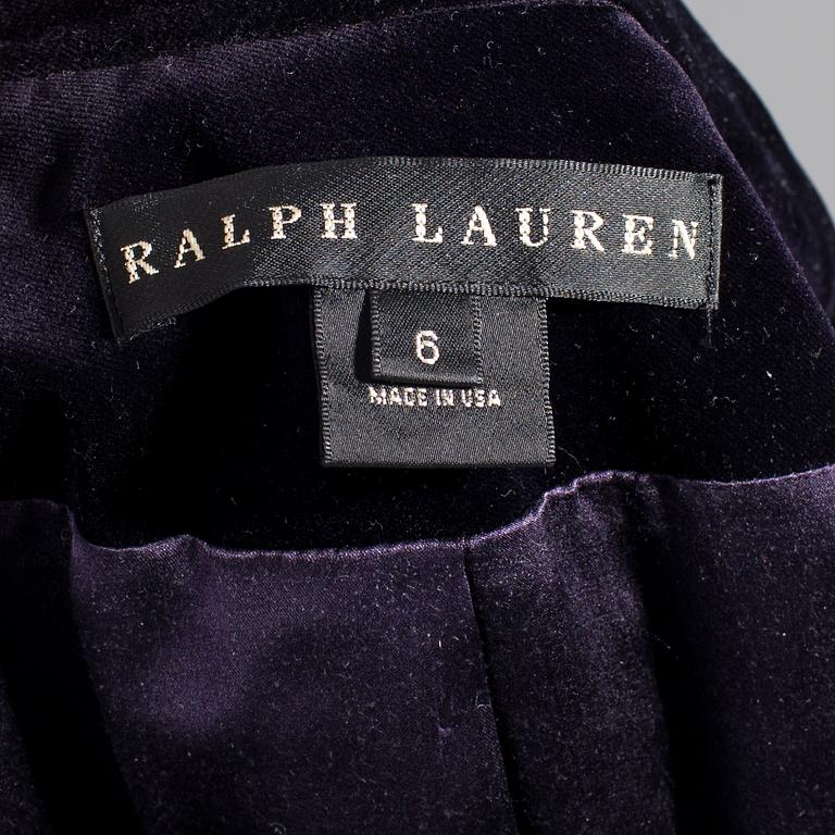 A darkblue velvetjacket by Ralph Lauren.