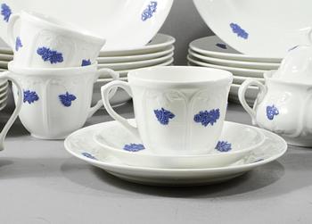 SERVISDELAR, 37 st, porslin, "Blå blom", Gustavsberg, 1900-talets andra hälft.