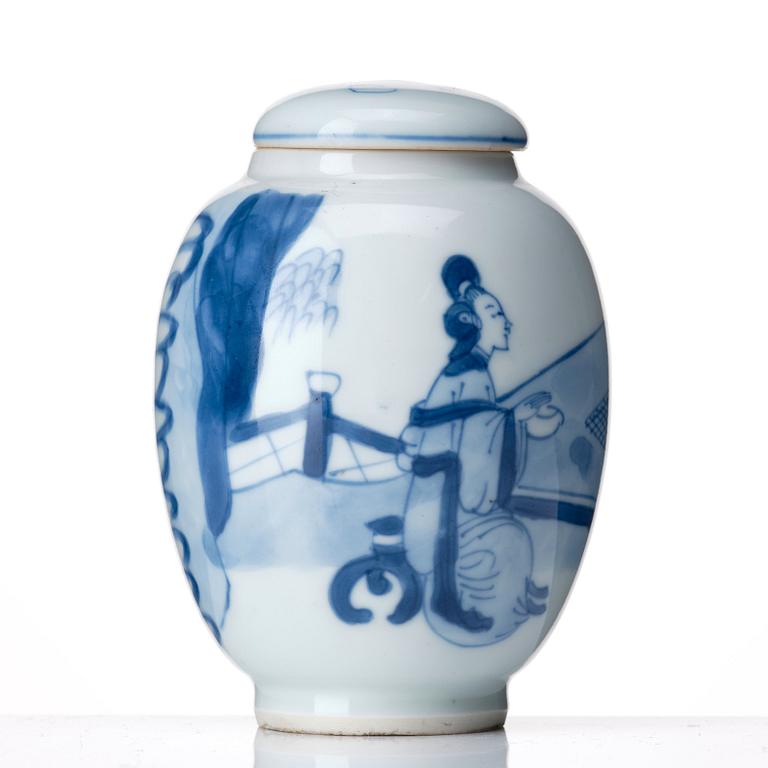 A blue and white tea caddy with cover, Qing dynasty, Kangxi (1662-1722).