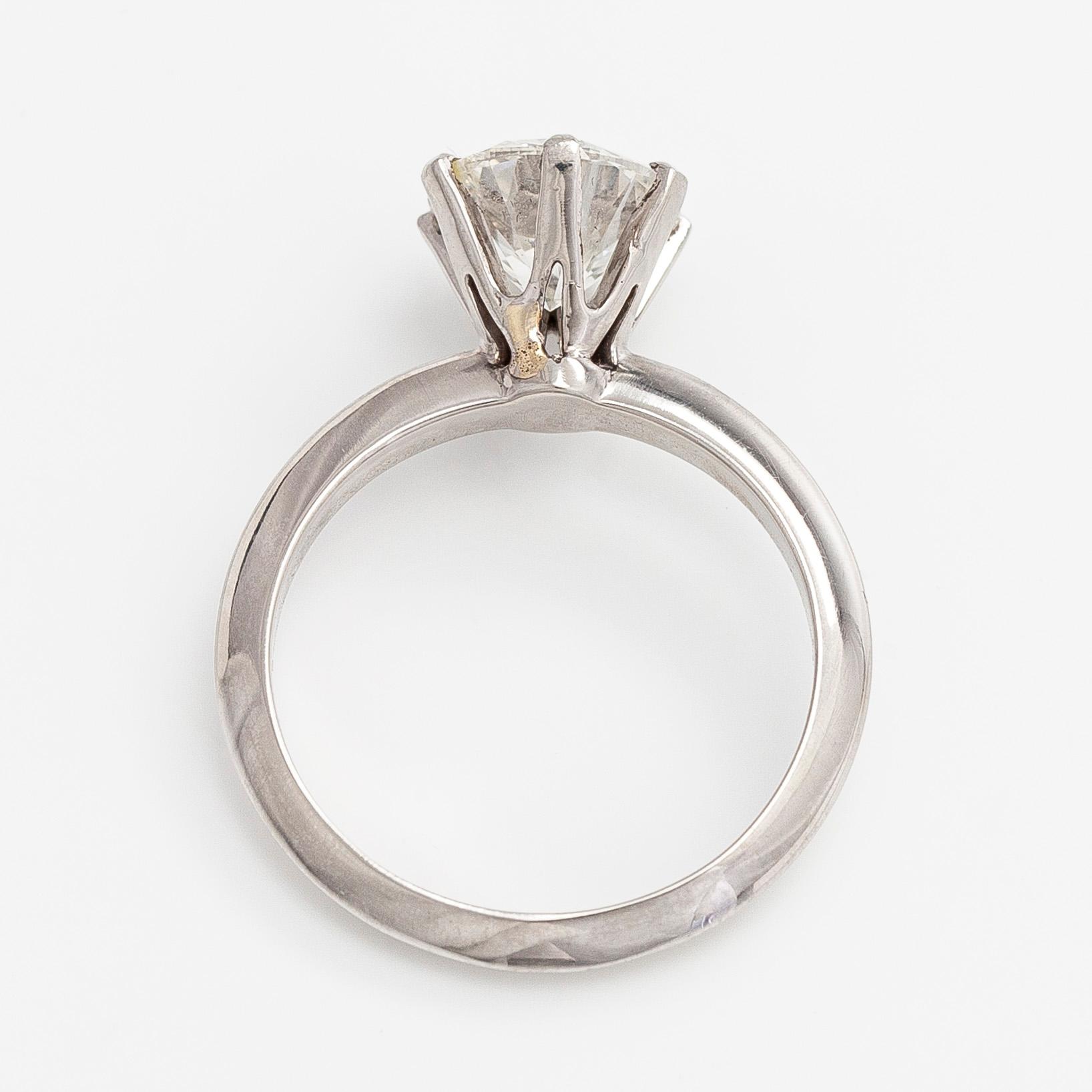 Sormus, platinaa ja briljanttihiottu timantti.