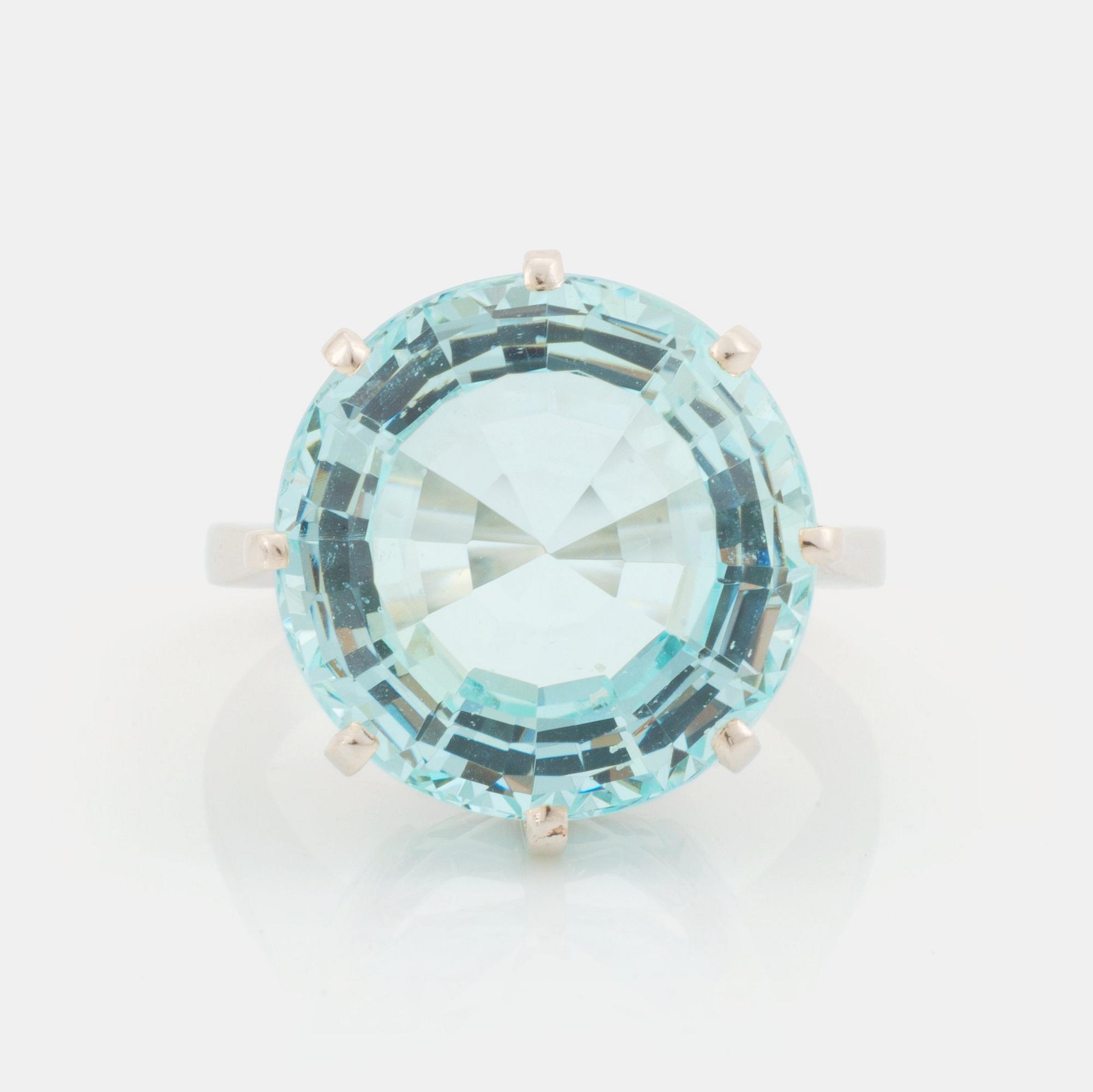 Ring 14K vitguld med en fasettslipad akvamarin.