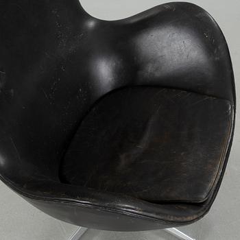 ARNE JACOBSEN, fåtölj, "Ägget", Fritz Hansen, Danmark, 1900-talets andra hälft.