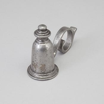 A PEWTER CANDLE SNUFFER, 18TH/19TH CENTURY.