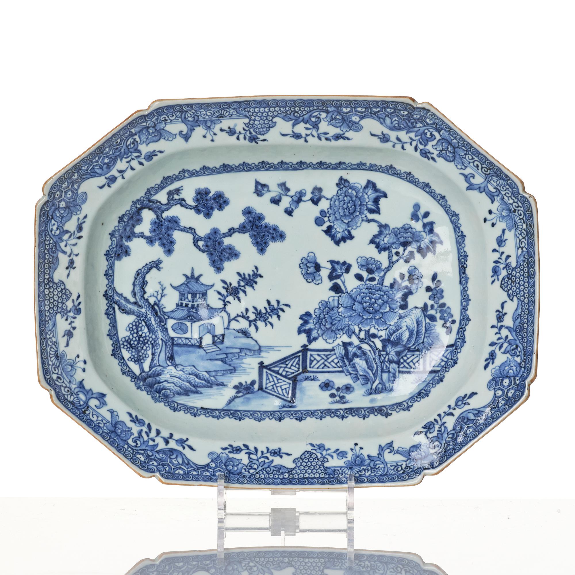A blue and white tureen dish, Qing dynasty, Qianlong (1736-95).