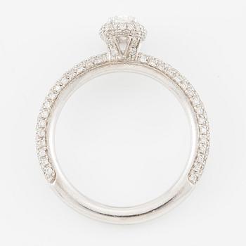 Ring 18K vitguld med ovalslipad diamant ca 0.47 carat.