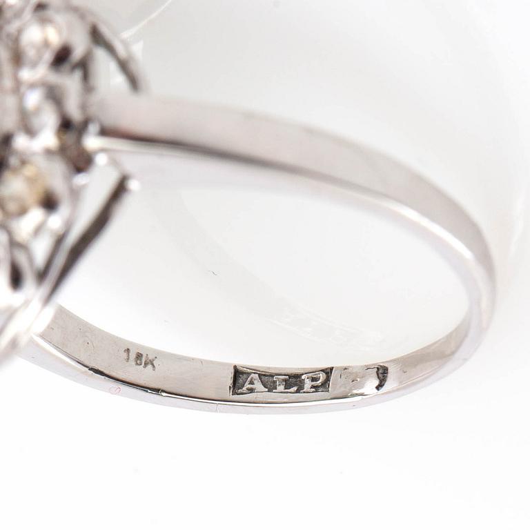 Ring, 18K vitguld med smaragd och diamanter.