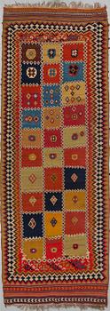 MATTO, a kilim, a semi-antique Qashqai, ca ca 298-303,5 x 105-110,5 cm.