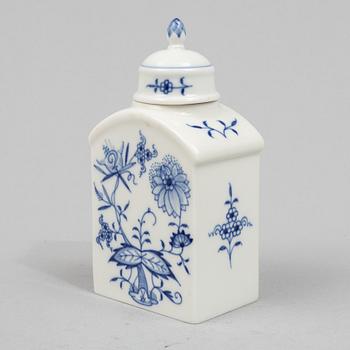 Tea caddy and three dishes, "Zwiebelmuster/Onion Pattern" , Meissen.