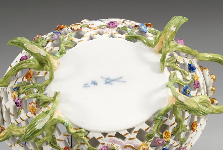 GALLERKORGAR, ett par, porslin. Meissen, Marcolinis period (1774-1815).