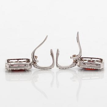 Korvakorut, 18K valkokultaa, smaragdihiottuja granaatteja ja briljanttihiottuja timantteja.