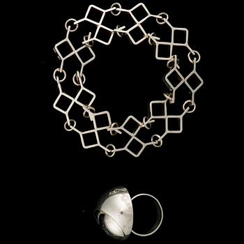 ARMBAND OCH RING, silver, Åbo 1965 samt 1972. Totalvikt 40,0 g.