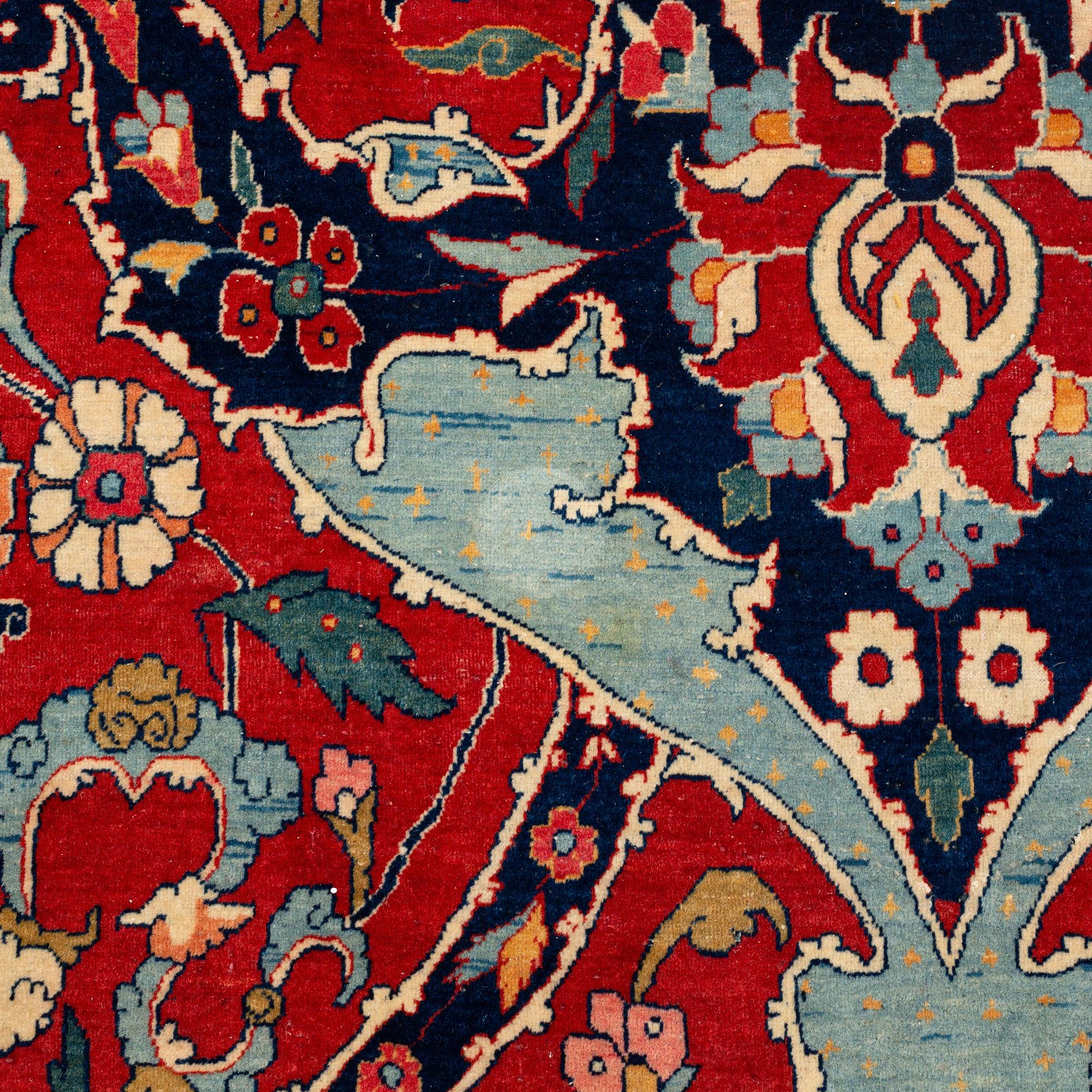 An antique/semi-antique Tabriz carpet of 'Vase design', ca 509 x 359 cm.