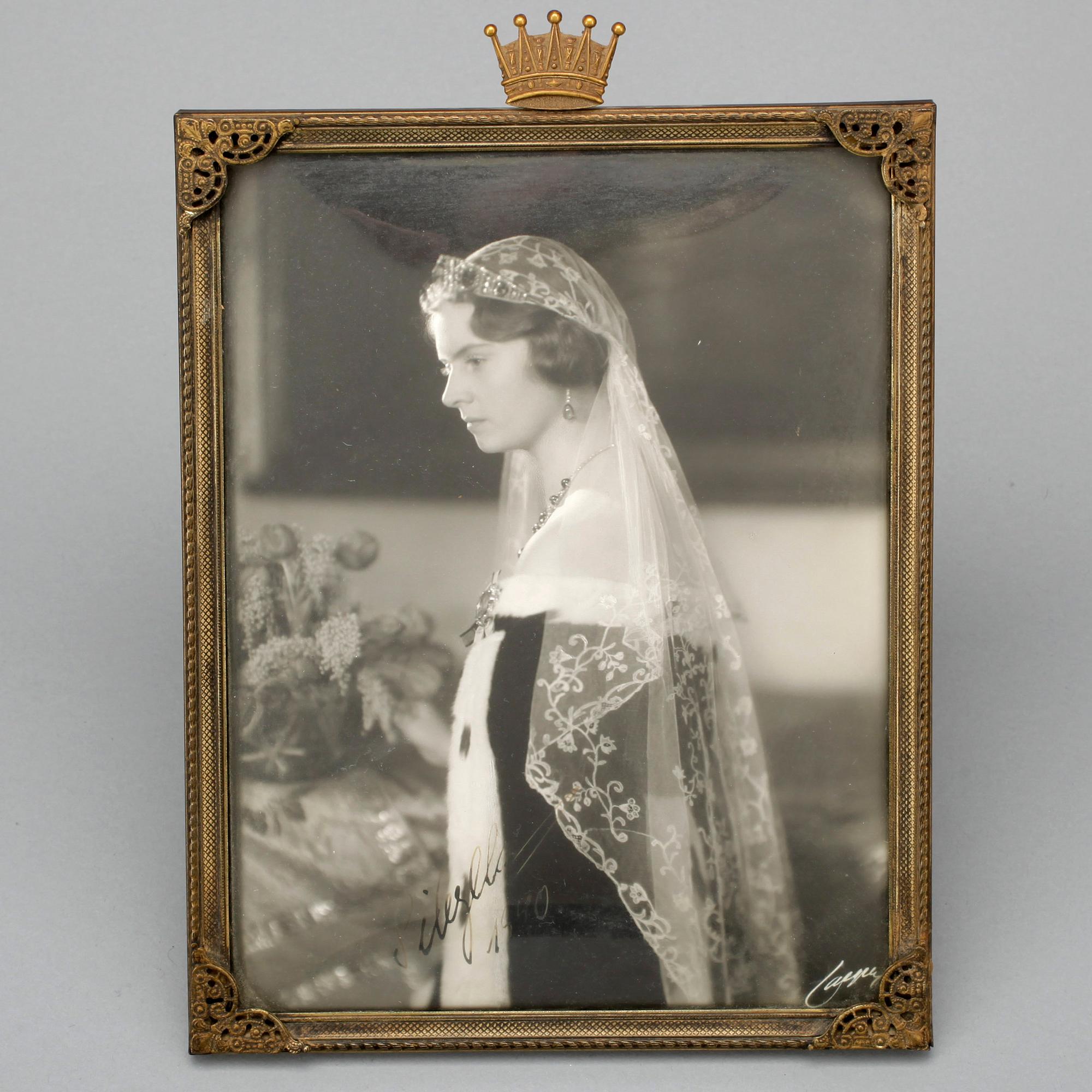 KUNGLIGT FOTOGRAFI, signerad Hovfotograf Jaeger, Prinsessan Sibylla av Sverige år 1940.