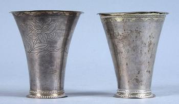 BÄGARE, 2 st, silver, Erik Magnus Lundberg, 1783 samt Thomas Thomasson Beckman d y, Örebro, 1700-talets mitt. Tot vikt 120 g.