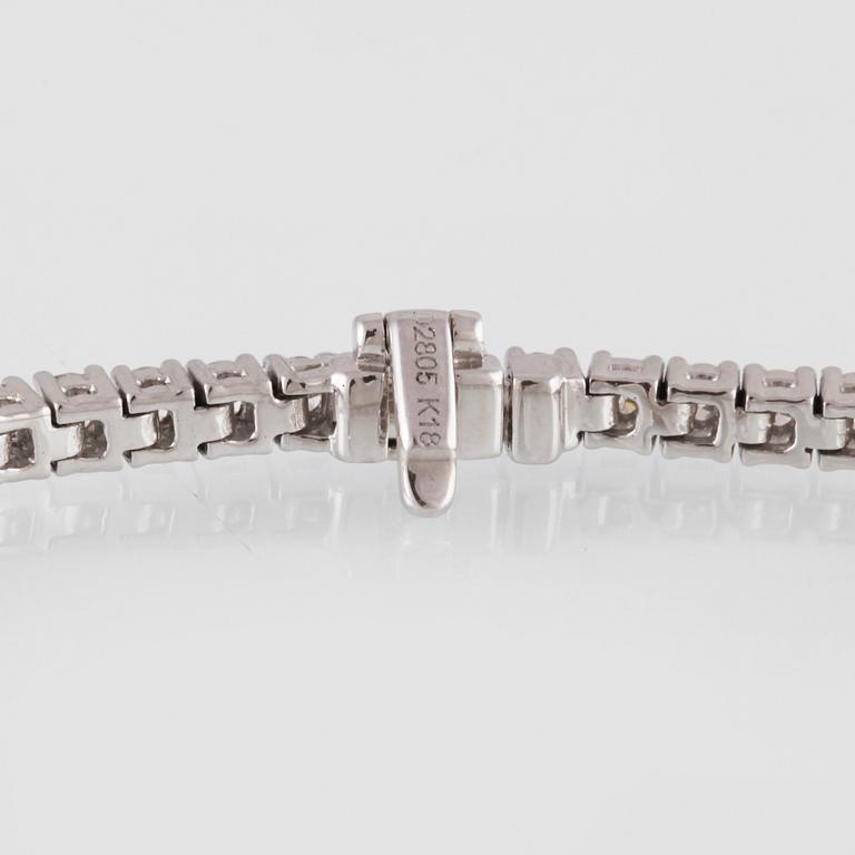 ARMBAND, 18K vitguld med 80 briljantslipade diamanter 2.81 ct. Vikt 11,6 gram.