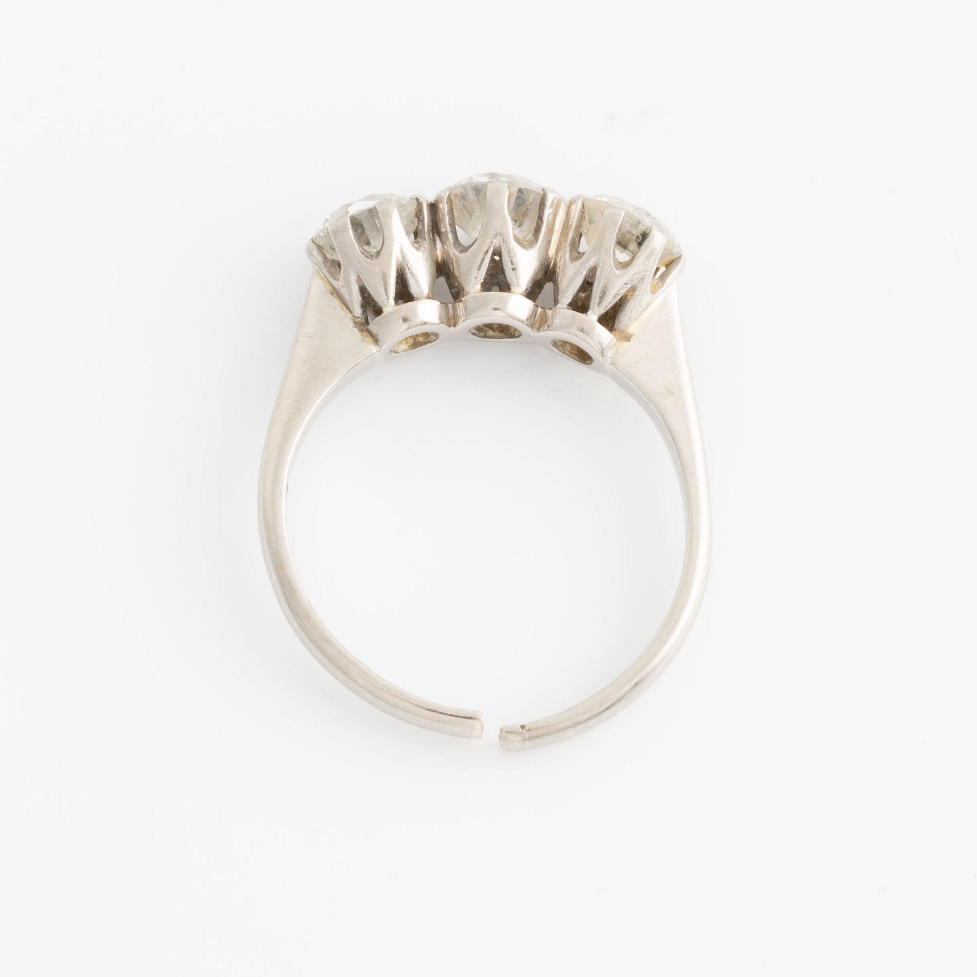 Ring with three brilliant-cut diamonds.