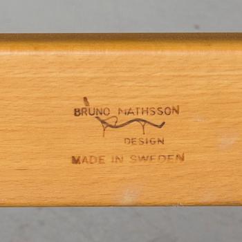 BRUNO MATHSSON - FÅTÖLJ, 'Eva, hög', med läsbord, 1950-60-tal.